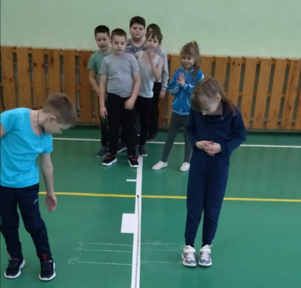 "Прыжок в длину с места толчком двумя ногами".